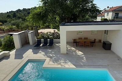 Dom wakacyjny w Murterze z basenem