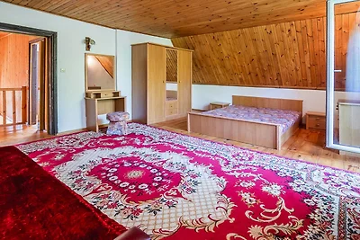 Grande casa per le vacanze con un grande giar...