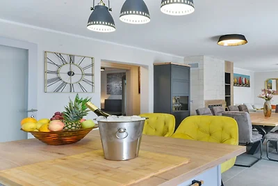 RE con piscina e spa Confortevole residenza p...