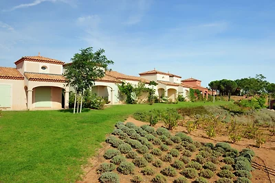 Villa estiva con terrazza o loggia, situata i...