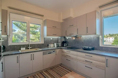Villa in Kyrianna met verwarmd zwembad