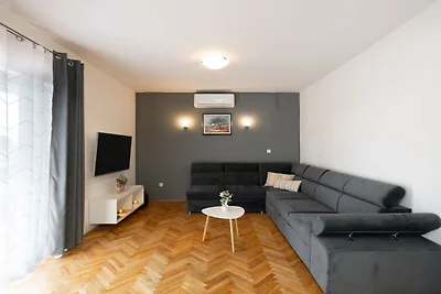 House Rose with Garden and Pool - Three Bedro...