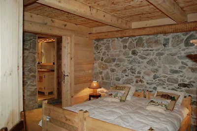Traditionelles Chalet mit Bergblick