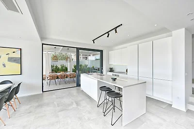 Moderne Villa mit privatem Pool und Terrasse