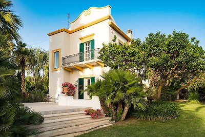 Elegante villa con piscina e giardino, posizi...