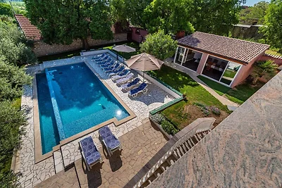 Villa mit Infinity-Pool in Kakma