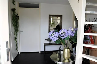 Villa am Wasser mit privatem Anlegesteg