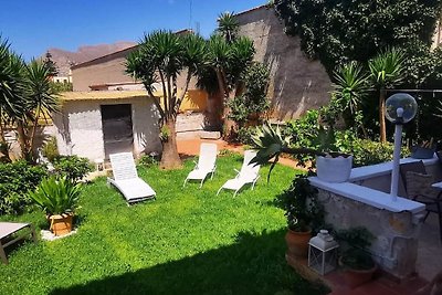 Geräumiges Ferienhaus in Palermo mit Garten