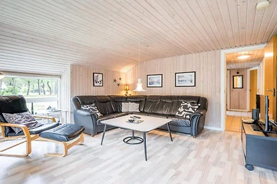 Helle Hutte mit uberdachter Terrasse-By Traum