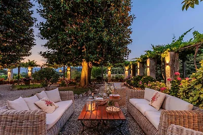 Villa bei Lucca mit Gartenblick