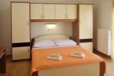 Wohnung im Haus Pink Starigrad Paklenica