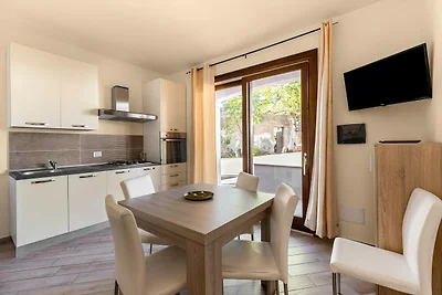 Moderne Wohnung in Badesi mit Garten