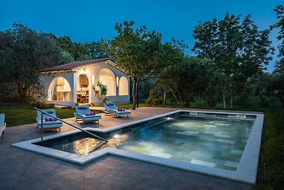 Bella villa con piscina e giardino recintato