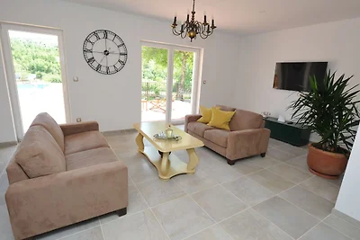 Luxuriöse Villa in Tijarica mit privatem Pool
