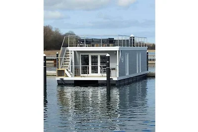 Hausboot in Stralsund mit Schwimmbecken