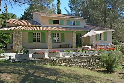 Üppige Villa in Beaucaire mit Swimmingpool