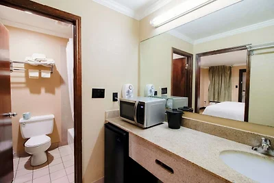 OYO Pinewood Inn & Suites Silsbee | Kingsize...