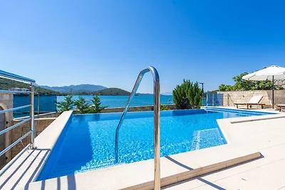 Beachfront Apartment house Hon with pool