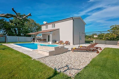 Ferienhaus in Tinjan mit Schwimmbecken