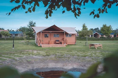 Glamping-Zelt mit Klimaanlage und Blick auf d...