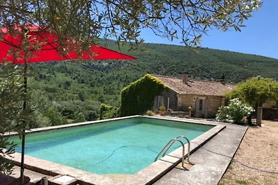 Stilvolles Haus mit beheiztem Pool in Lacoste