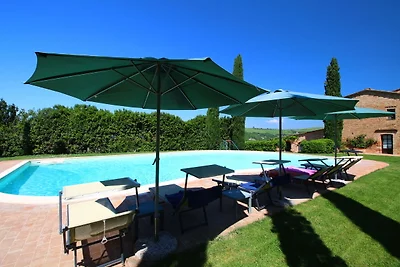 Moderno agriturismo con piscina a Montalcino