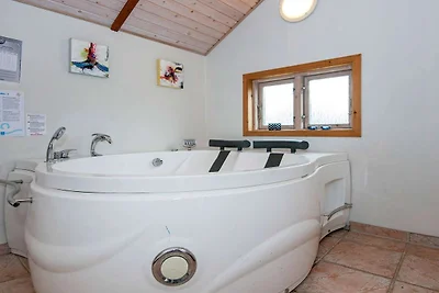 Estancia moderna con jacuzzi
