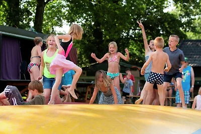 Stilvolle Eichenholz-Lodge für 4 mit Pool