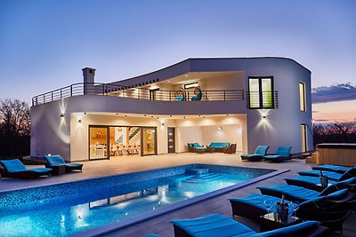 Luxuriöse Villa in Juršici mit Pool