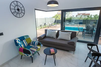 Luxuriöse Villa mit Swimmingpool in Pakoštane