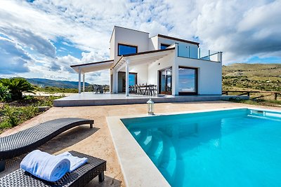 Elegant villa with private pool and sea view
