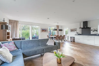 Modern eingerichtetes Ferienhaus für 6...