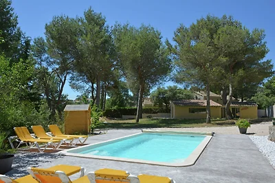 Üppige Villa in Beaucaire mit Swimmingpool