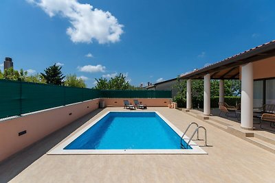 Schönes Ferienhaus mit Pool, überdachter Terr...