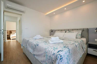 Exclusive Okrug Gornji Apartment with Shared ...