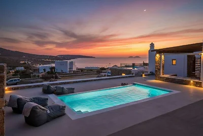 Hell gestaltete Villa mit Pool