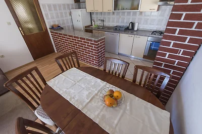Wohnung in Starigrad Paklenica mit Terrasse