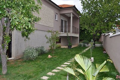 Schöne Wohnung in Pakoštane mit privatem Pool