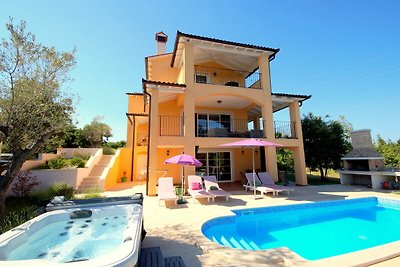 Splendida villa con piscina, centro benessere...