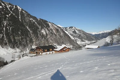 Bauernhaus mit Blick über das Tal