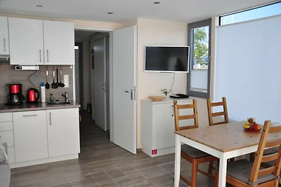 Casa galleggiante nel porto della città di...