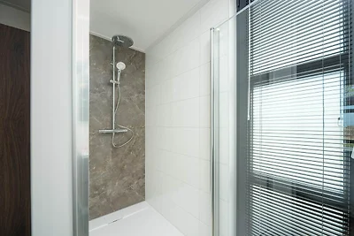 Villa am Wasser mit privater Dachterrasse