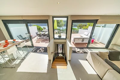 Villa am Wasser mit Panoramablick