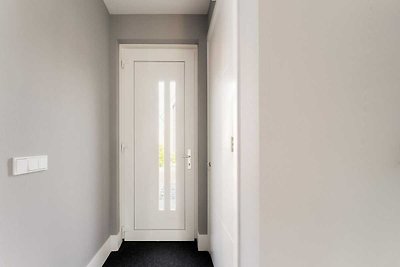 "Ruhige elegante Villa am Wasser"