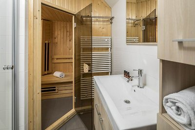 Villa remodelada con sauna y bote, en un parq...
