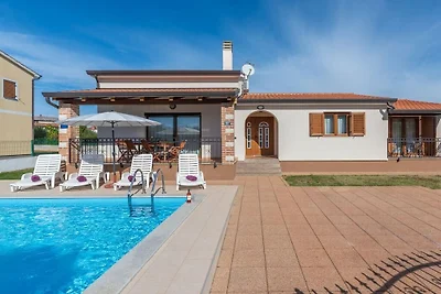 Villa in Nova Vas mit Schwimmbecken