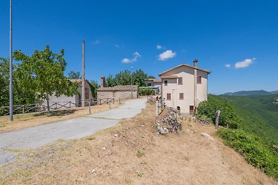 Tranquilla casa vacanze a Sellano con piscina