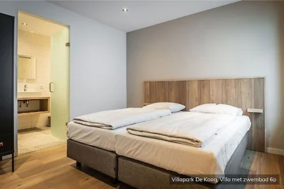 Üppige Villa mit Innenpool in Meeresnähe