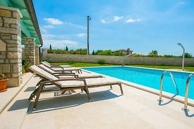 Villa in Radetici mit Schwimmbecken