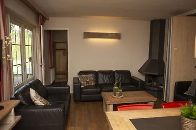 Bungalow mit dekorativem Kamin in der Nähe